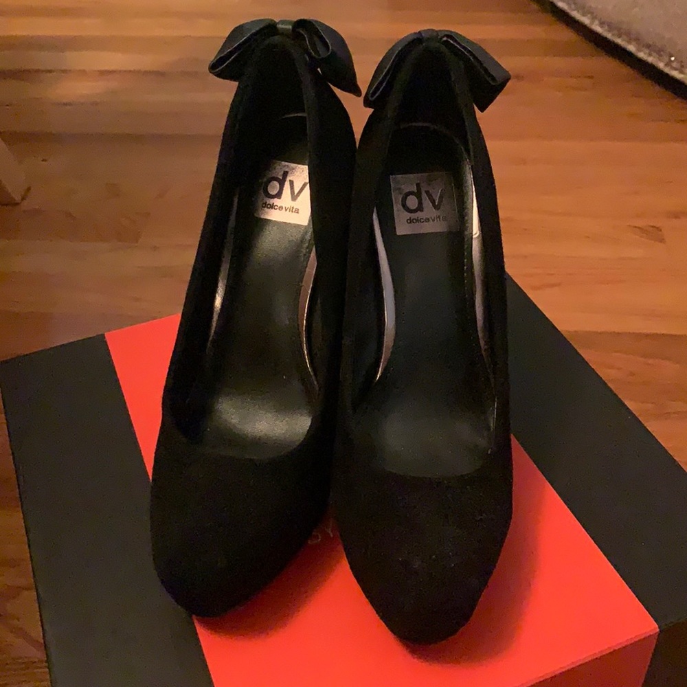 Dolce vita black suede pumps w covered platform bow detail on back of heel sz 8